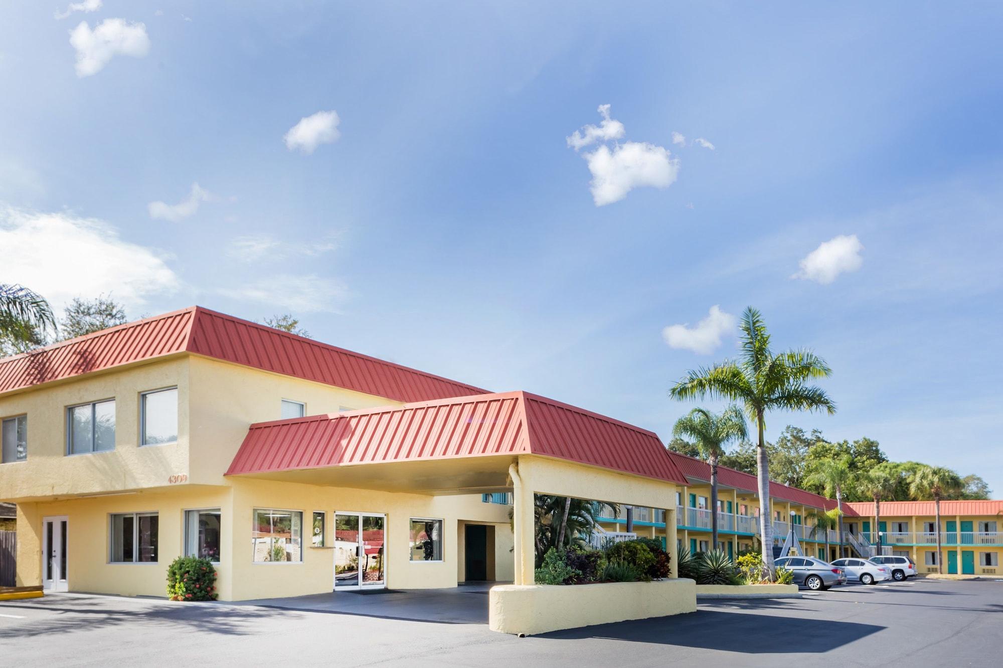 Motel Super 8 By Wyndham Sarasota Near Siesta Key Extérieur photo